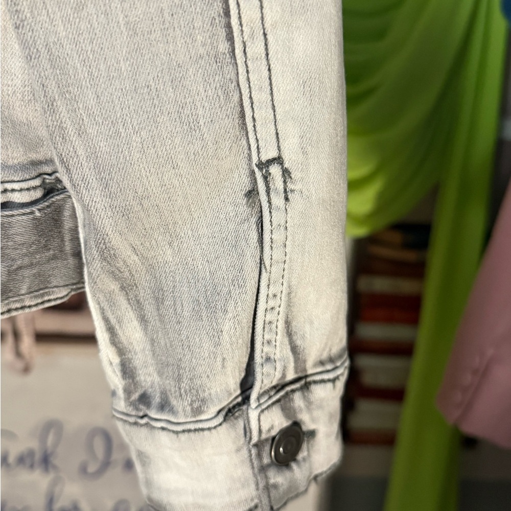 From Buckle Men's/women’s Distressed Denim Jacket- sold at Buckle- stretchy - Picture 13 of 13